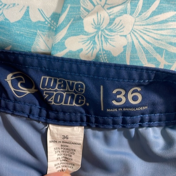 ❤️Blue and White Floral Men's Swim Shorts - Picture 3 of 3